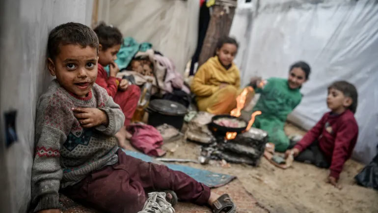 গাজায় অবিস্ফোরিত ইসরায়েলি বোমায় আহত হচ্ছে শিশুরা